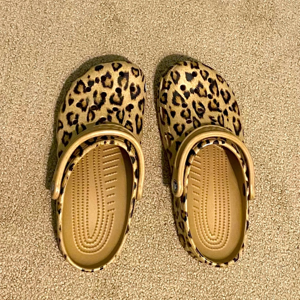Crocs classic leopard print clogs